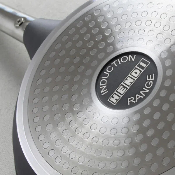 Patelnia indukcyjna Profi Line z odlewu aluminium powlekana tytanem śr. 240 mm - Hendi 629154 2 629154 3
